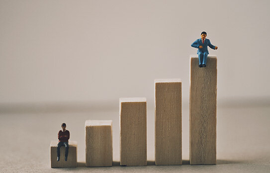 高卒・大卒の年齢別の年収