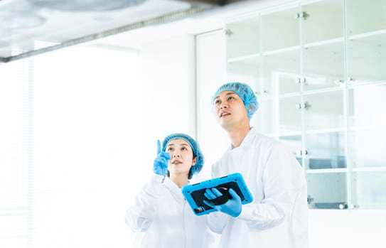 製薬工場で働くイメージ画像