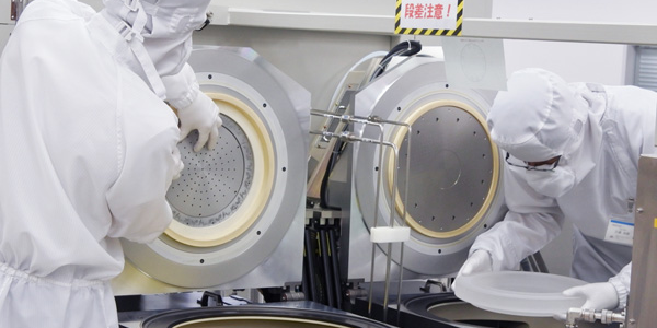 部品を組み立ている様子